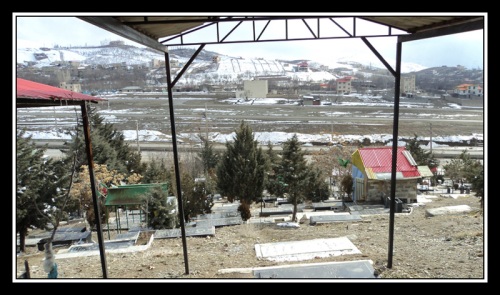 چشم انداز گورستان و منطقه از مزار شهید جعفر کاظمی