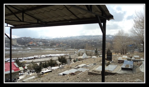 چشم انداز گورستان و منطقه از مزار شهید جعفر کاظمی
